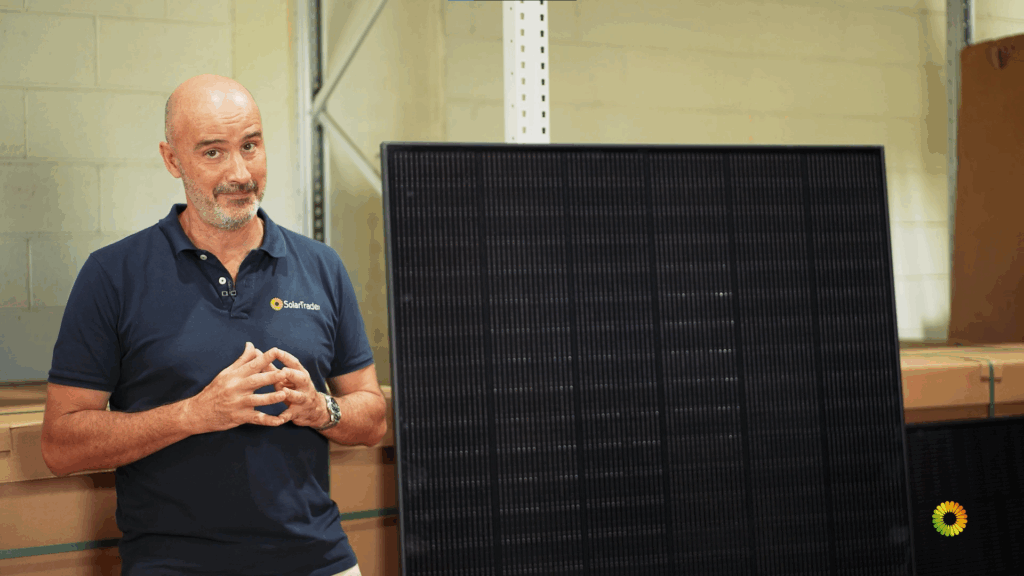 Las 7 Claves de Ingeniería que hacen que los Paneles Solares SunPower Performance duren y produzcan más Frederic Andreu, Socio-Director de SolarTradex, con un panel SunPower Performance 7