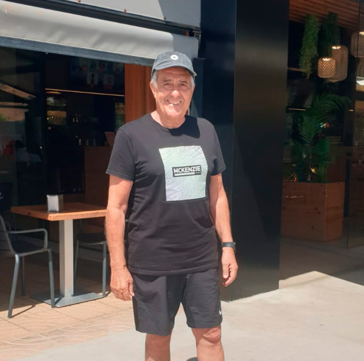 Antonio Moreno, client de SolarTradex a Canet de Mar, amb la gorra de Recomana i suma