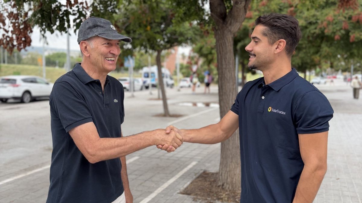 En Vicenç, client de SolarTradex a Canet de Mar, dona la mà a Frederic Andreu a la seva terrassa amb vistes al mar