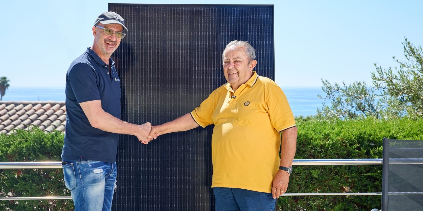 En Vicenç, client de SolarTradex a Canet de Mar, dona la mà a Frederic Andreu a la seva terrassa amb vistes al mar