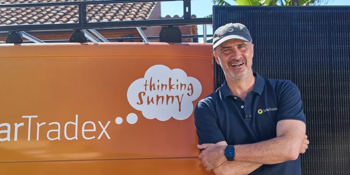 Vicenç, a SolarTradex customer in Canet de Mar, shakes hands with Frederic Andreu on his terrace overlooking the sea