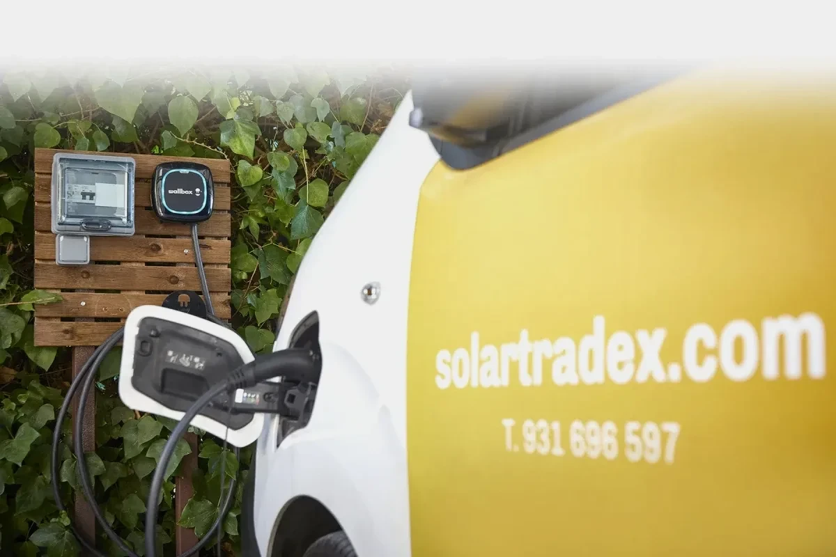 Cargador de coche eléctrico con integración solar